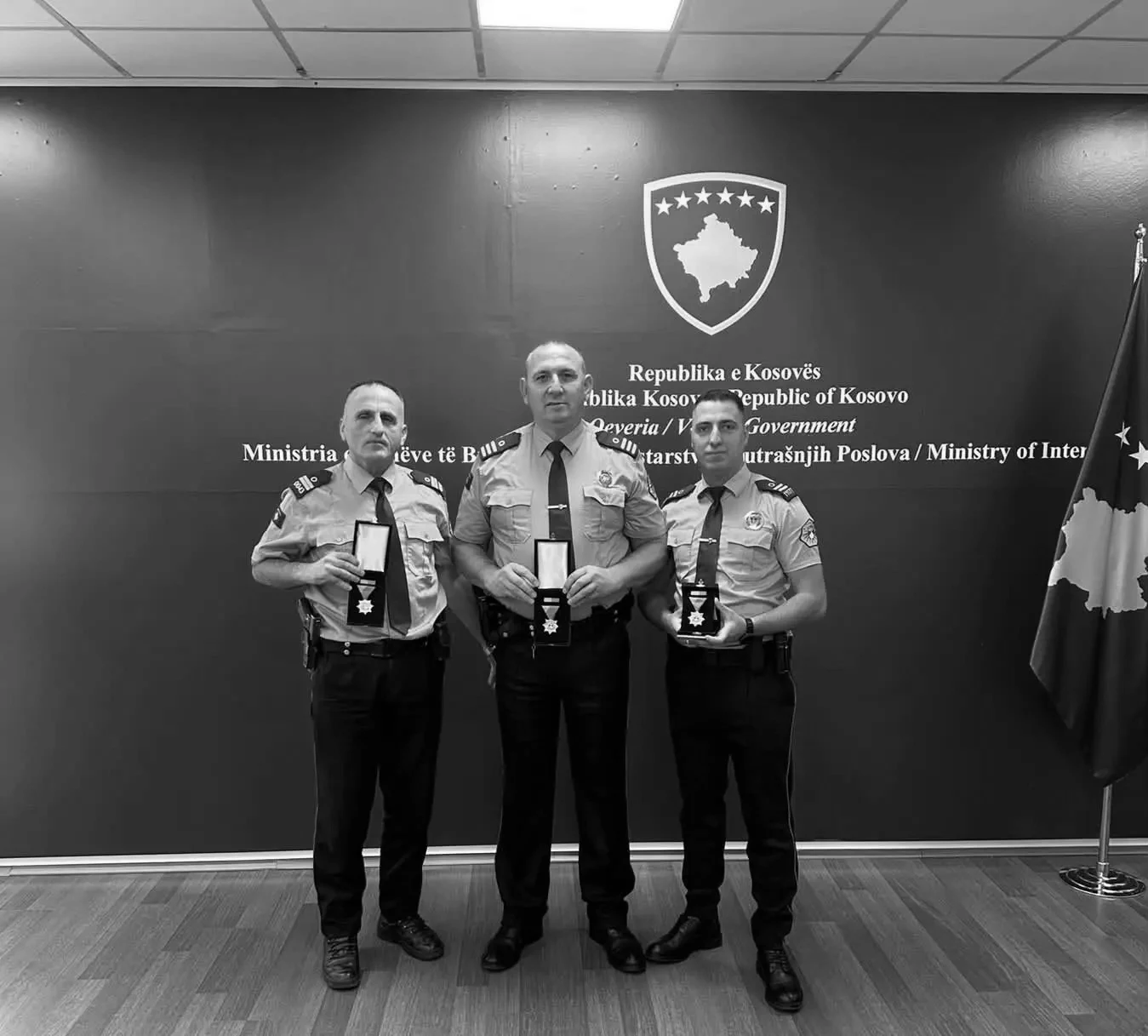 foto kryesore — Heroizëm në uniformë, tre policë të…