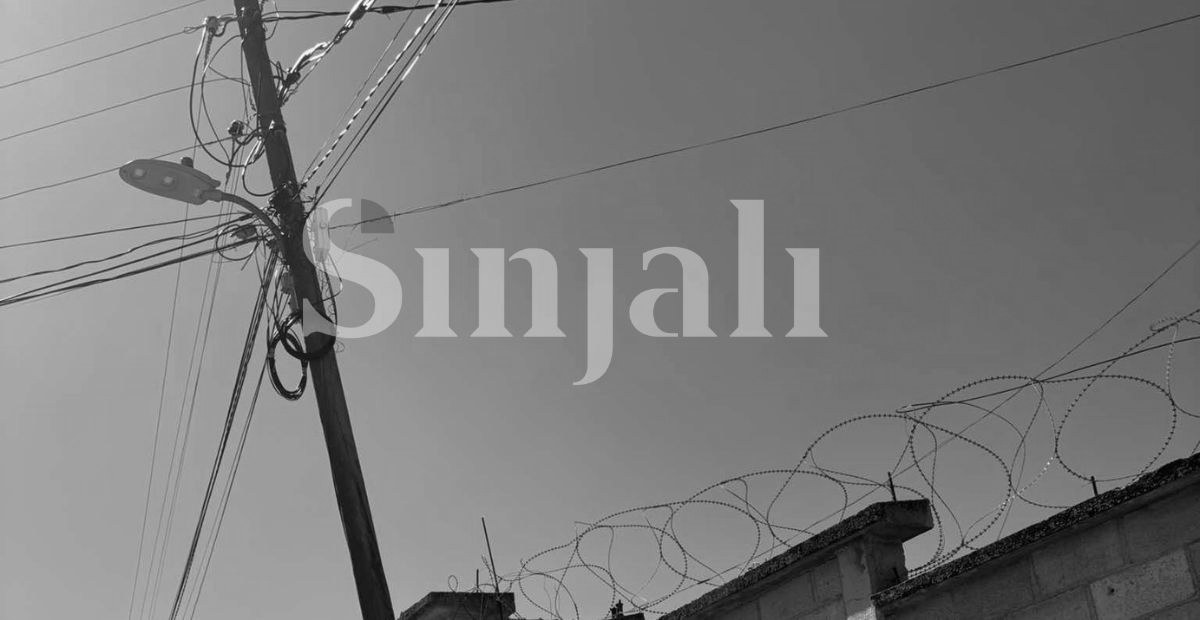 foto kryesore — Shtylla elektrike gati të rrëzohet në…