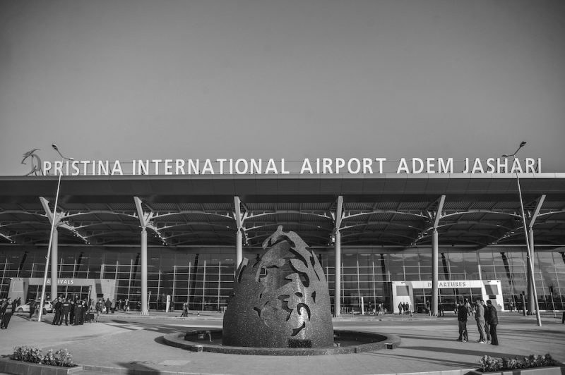 foto kryesore — Dëmton laurën e parkingut në Aeroport,…