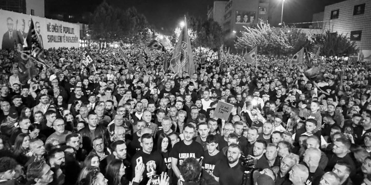 foto kryesore — Për të tretën natë, qytetarët protestojnë…