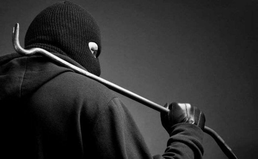 foto kryesore — Tre persona të maskuar futen në një shtëpi…