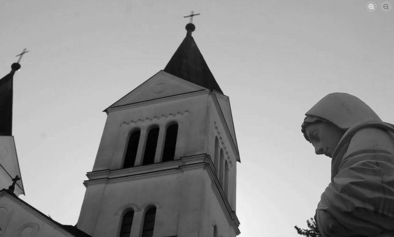 foto kryesore — Dy të mitur dyshohet se thyen kishën në…