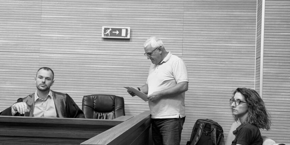 foto kryesore — Sveçla shpallet fajtor për hedhjen e gazit…