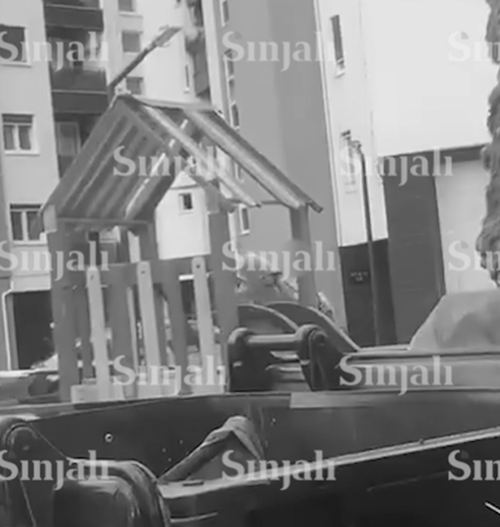 foto kryesore — Gruaja dëmton me sopatë parkun e lodrave,…