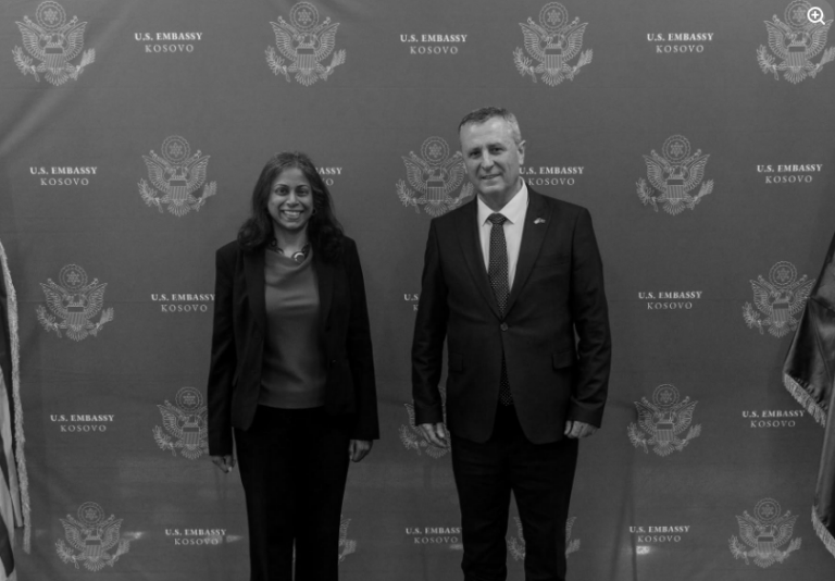 foto kryesore — E ngarkuara me punë në Ambasadën e SHBA-së…