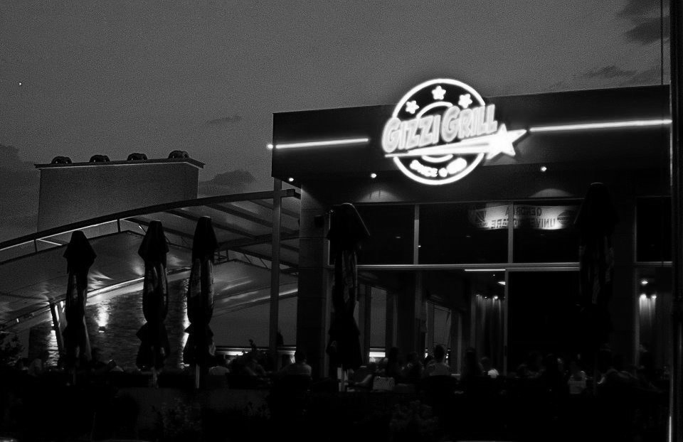 foto kryesore — Kaos me armë e thika prapa “Gizzi Grill” në…