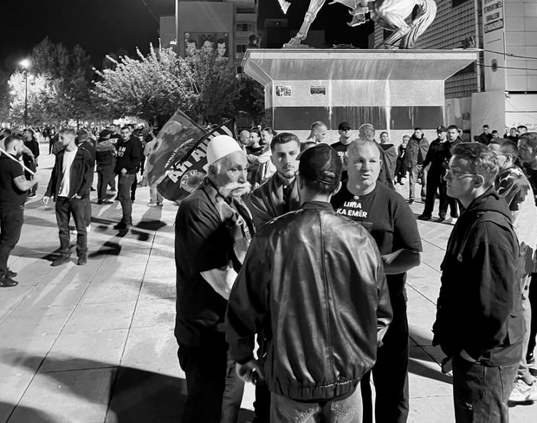foto kryesore — Nis grumbullimi i protestuesve para Qeverisë