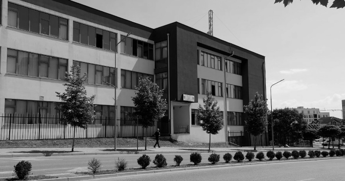 foto kryesore — Ky është 42-vjeçari që dyshohet për dhunim…