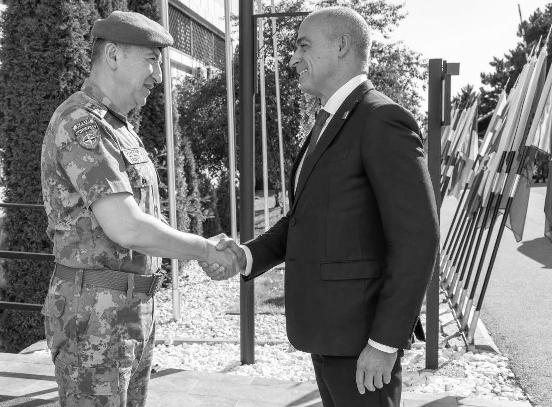 foto kryesore — Komandanti i KFOR-it pret në takim shefin e…