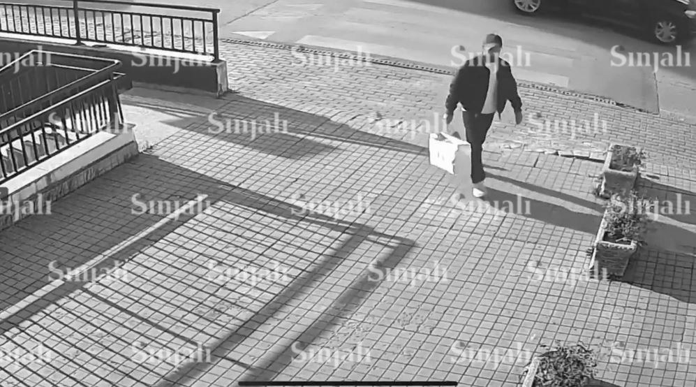 foto kryesore — Në pikë të ditës vidhet helmeta e motorit…
