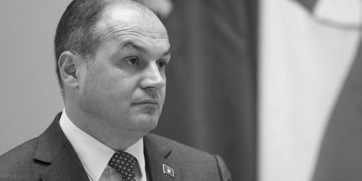 foto kryesore — Hoxhaj që ishte brenda sallës në Hagë:…