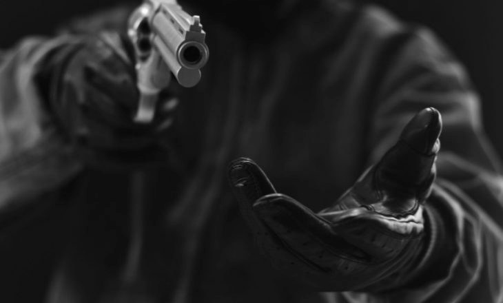 foto kryesore — Tmerr para shtëpisë në Rahovec: Dy persona…