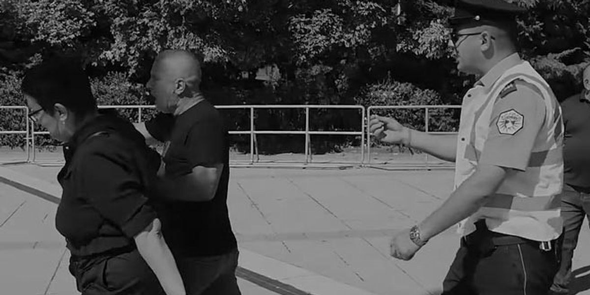 foto kryesore — Policia suspendon zyrtarin e trafikut pas…
