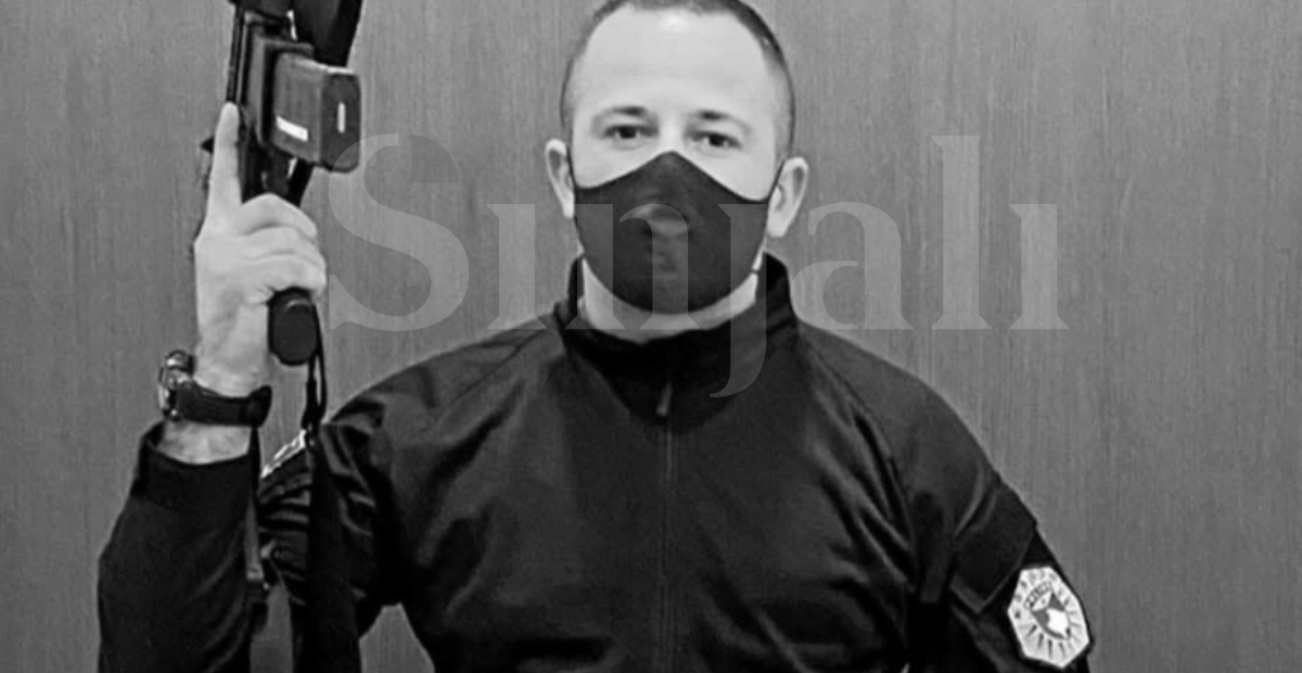 foto kryesore — Ky është polici i suspenduar, i cili…