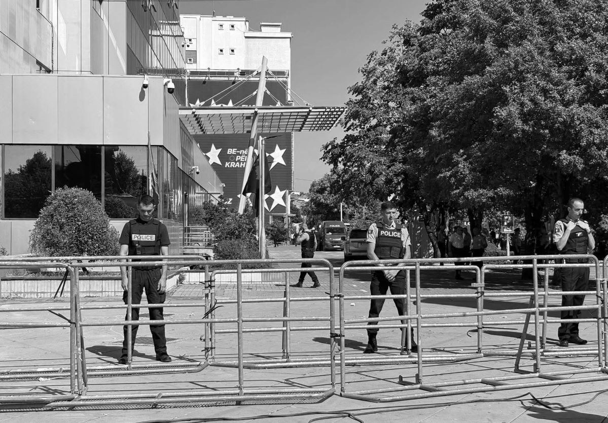 foto kryesore — Policia jep detaje pas protestës në…