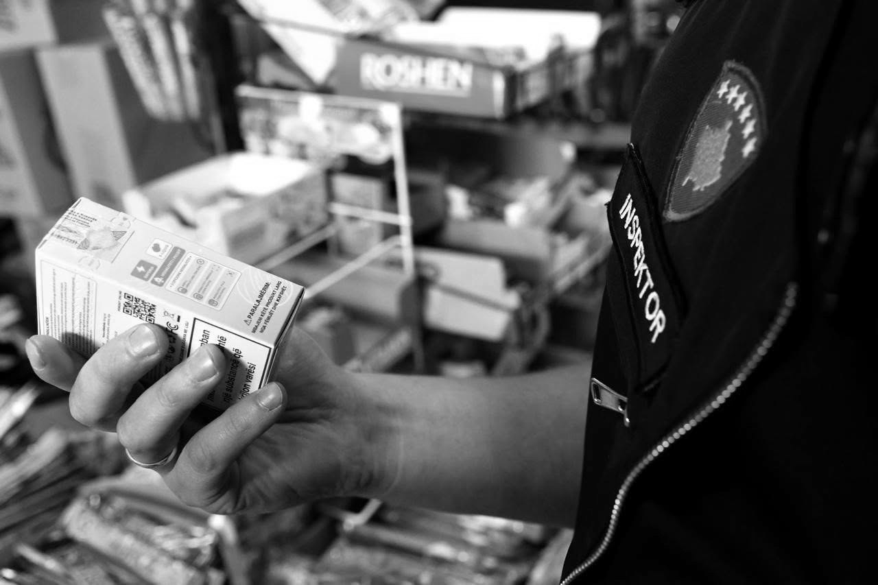 foto kryesore — Cigaret po shiten pranë shkollave –…