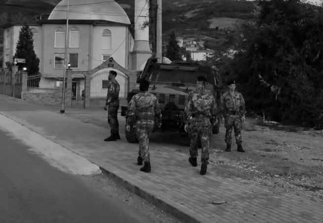 foto kryesore — Ushtarët italianë të KFOR-it patrullojnë në…