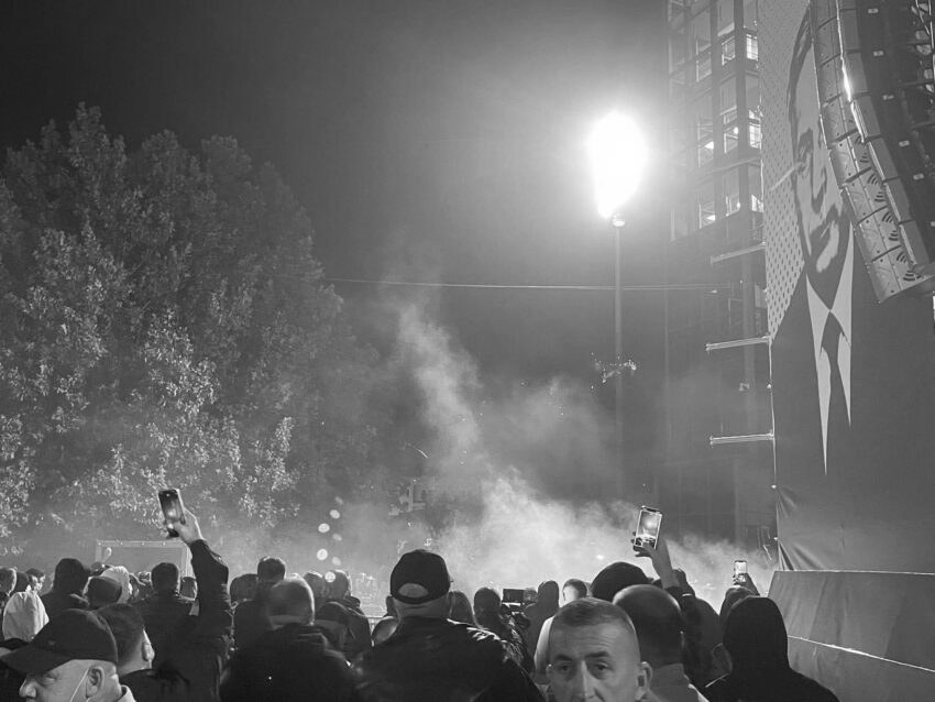 foto kryesore — PK: 20 policë të lënduar, 12 protestues dhe…