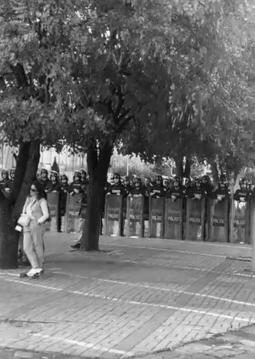 foto kryesore — Njësia Speciale rrethon Qeverinë pas…