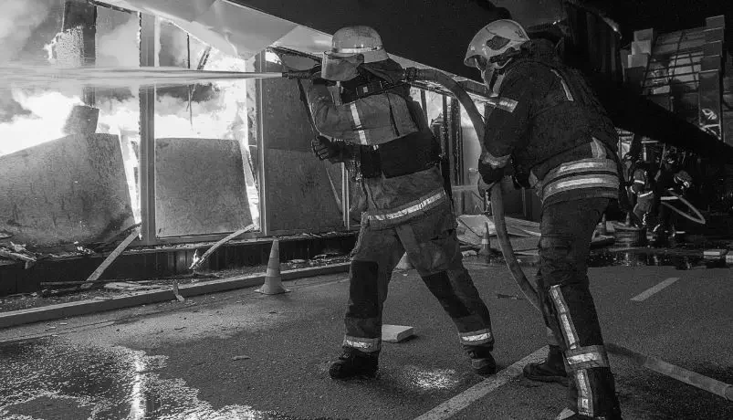 foto kryesore — Zjarr në një market në Bregun e Diellit,…