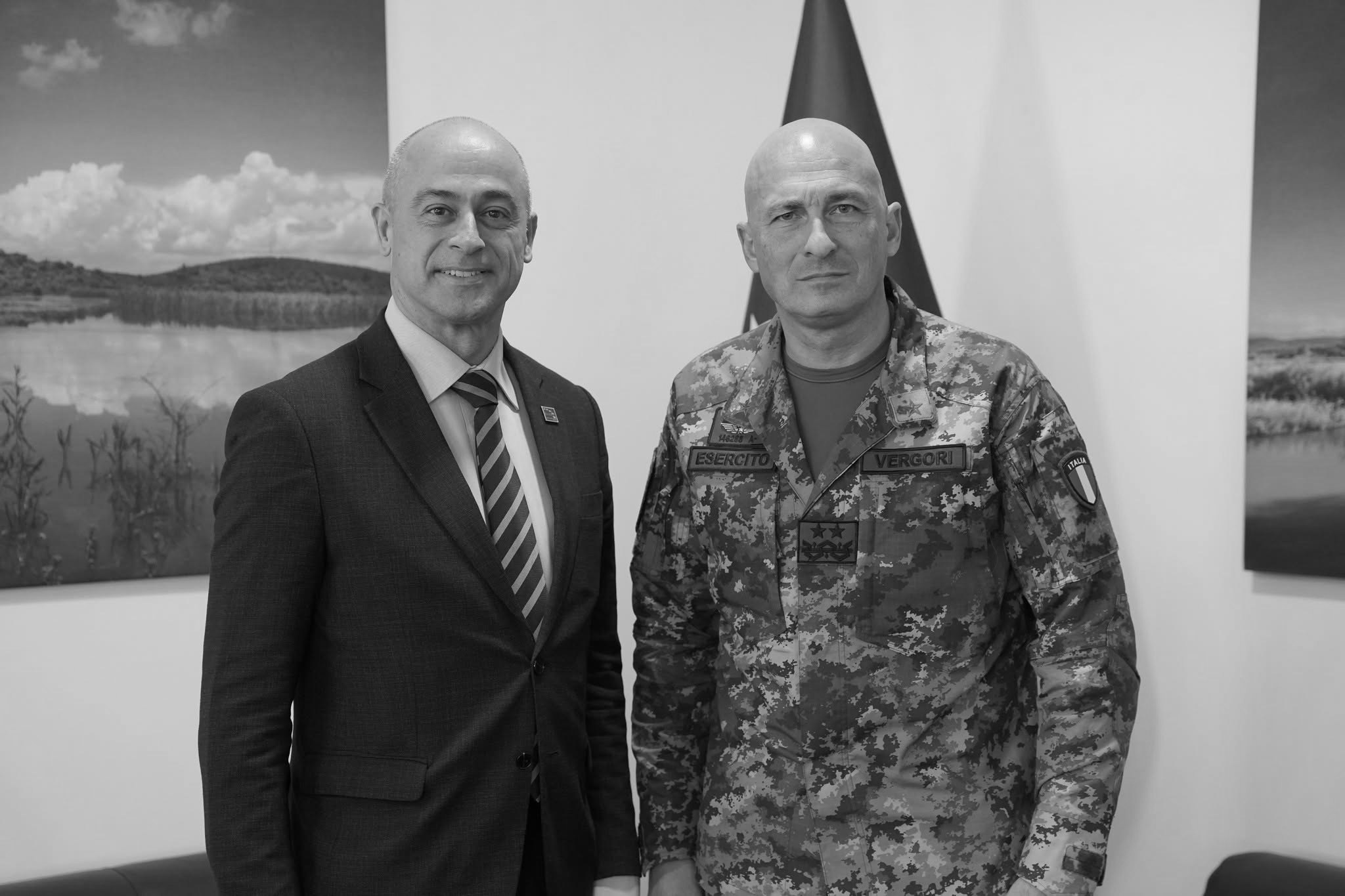 foto kryesore — Shefi i EULEX-it takon komandantin e ri të…