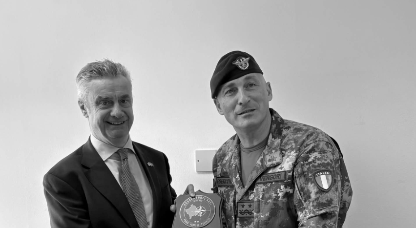 foto kryesore — Hargreaves takon komandantin e ri të KFOR-it