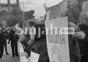 foto kryesore — Me banerin “Gjumi s’ka me iu marrë, flaka…