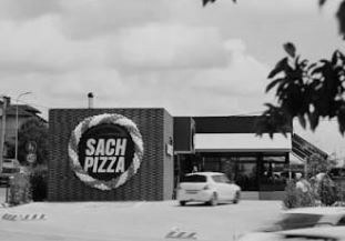 foto kryesore — Rrahje në parkingun e “Sach Pizza” në…