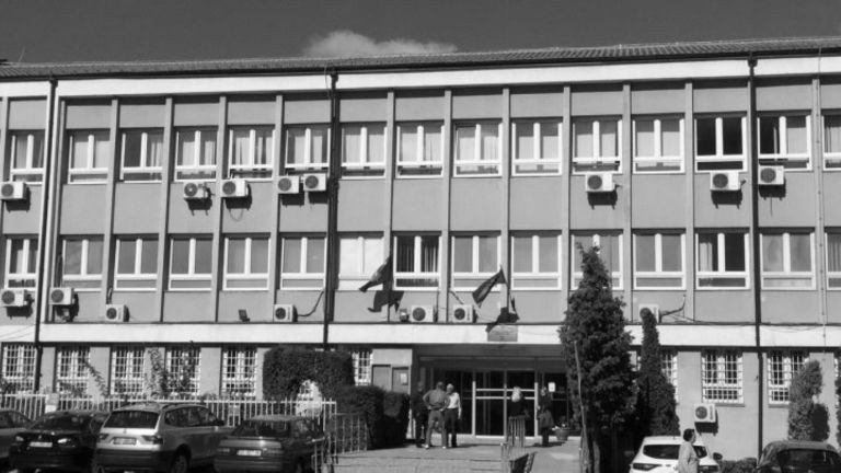 foto kryesore — Gjykata vendosi urdhër mbrojte për Arlinda…