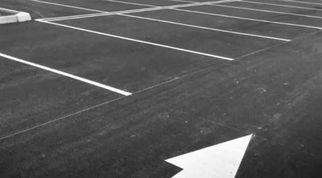 foto kryesore — Sherr për parkingun te “Abi Center” – burri…