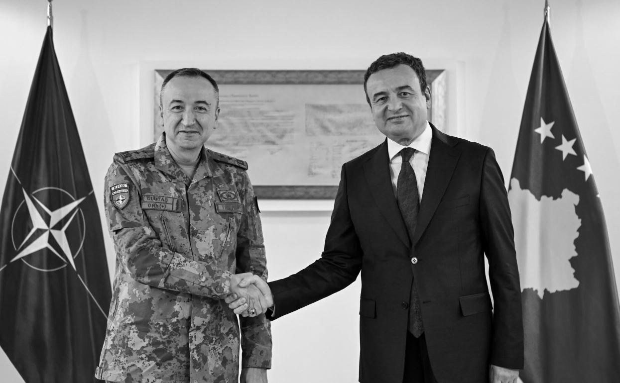 foto kryesore — Kurti në takim lamtumirës me komandantin e…