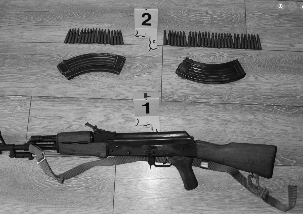 foto kryesore — Bastisja në Kabash të Vitisë zbulon AK-47,…