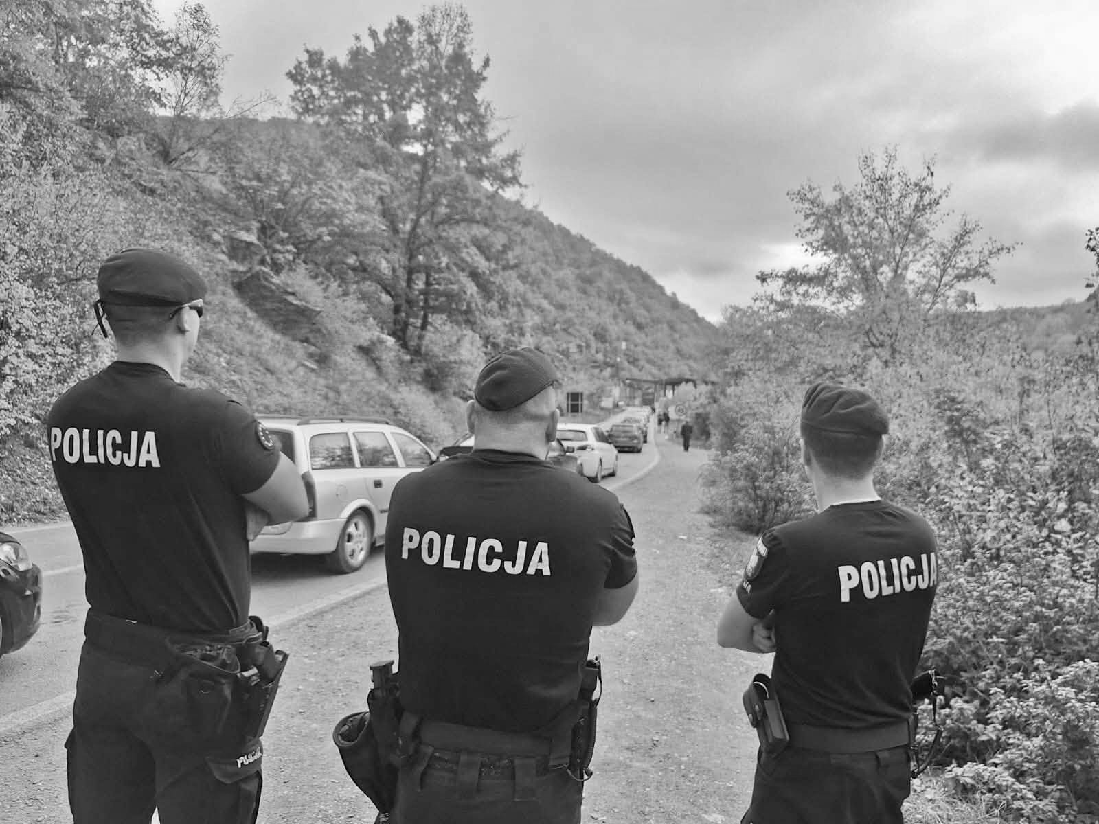 foto kryesore — EULEX-i shton patrullat pranë pikave…