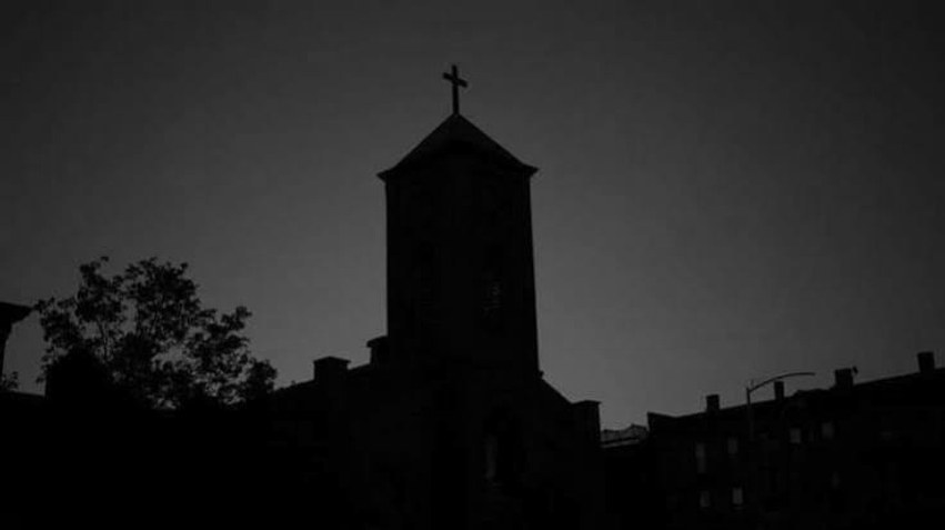 foto kryesore — Dy të mitur hyjnë në kishë në Lipjan –…