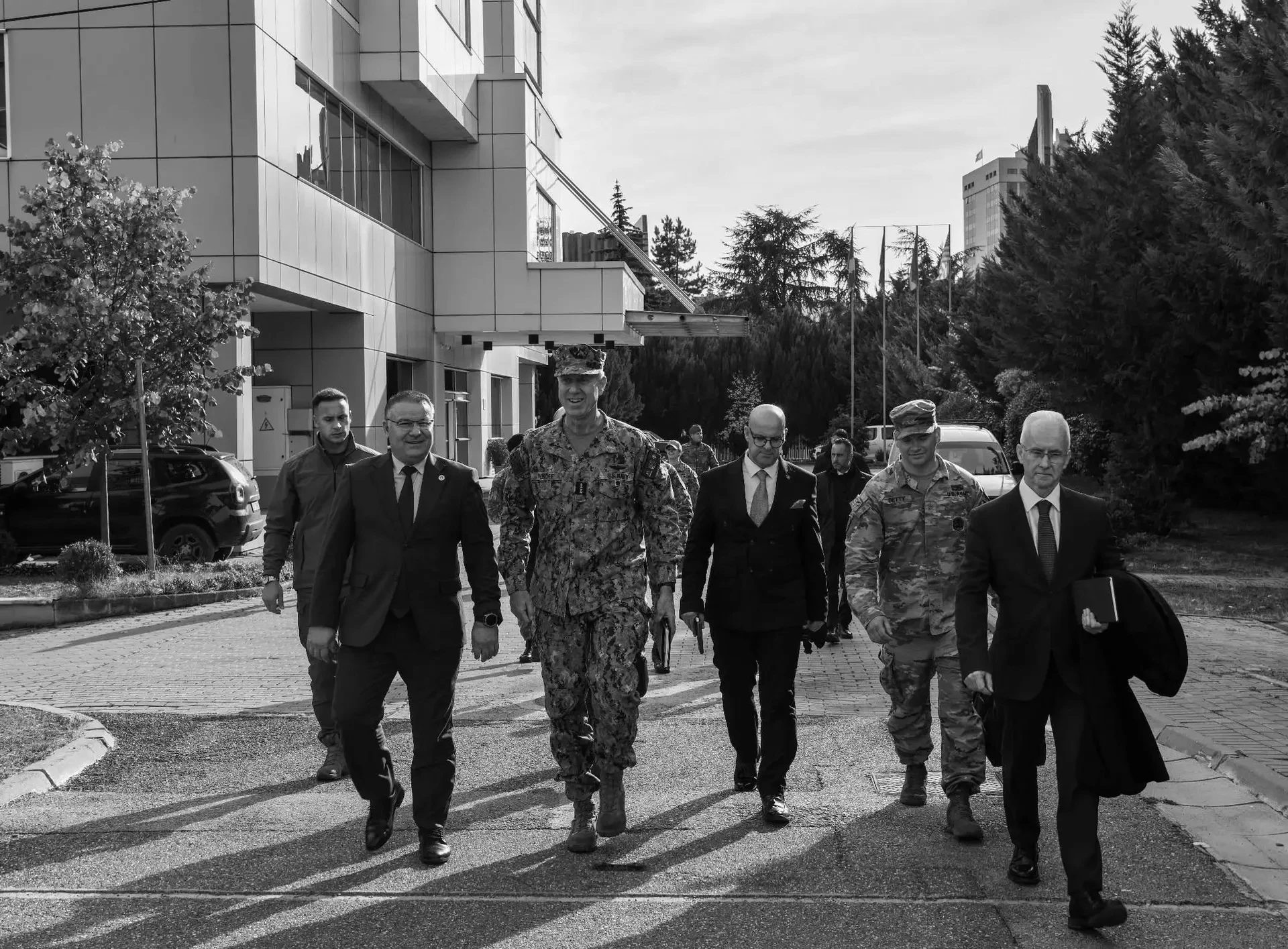 foto kryesore — Admirali i NATO-s viziton Policinë e…
