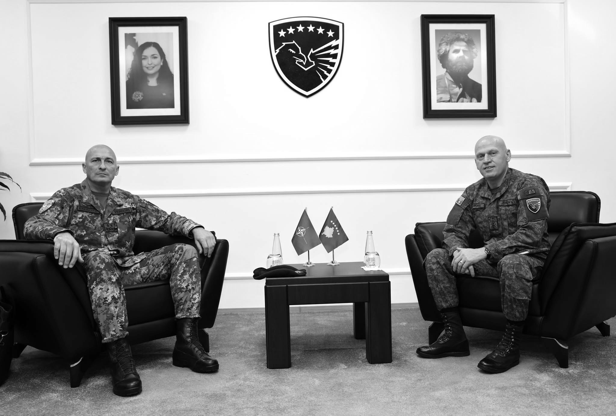foto kryesore — Bashkim Jashari e pret në takim komandantin…