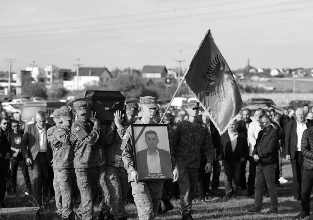 foto kryesore — Me nderime ushtarake varroset zyrtari i…