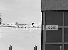 foto kryesore — Rrezikon jetën për të kaluar nga një…