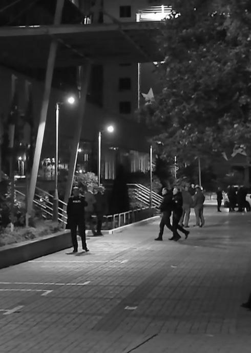 foto kryesore — Përfundon takimi mbi dyorësh mes Kurtit dhe…