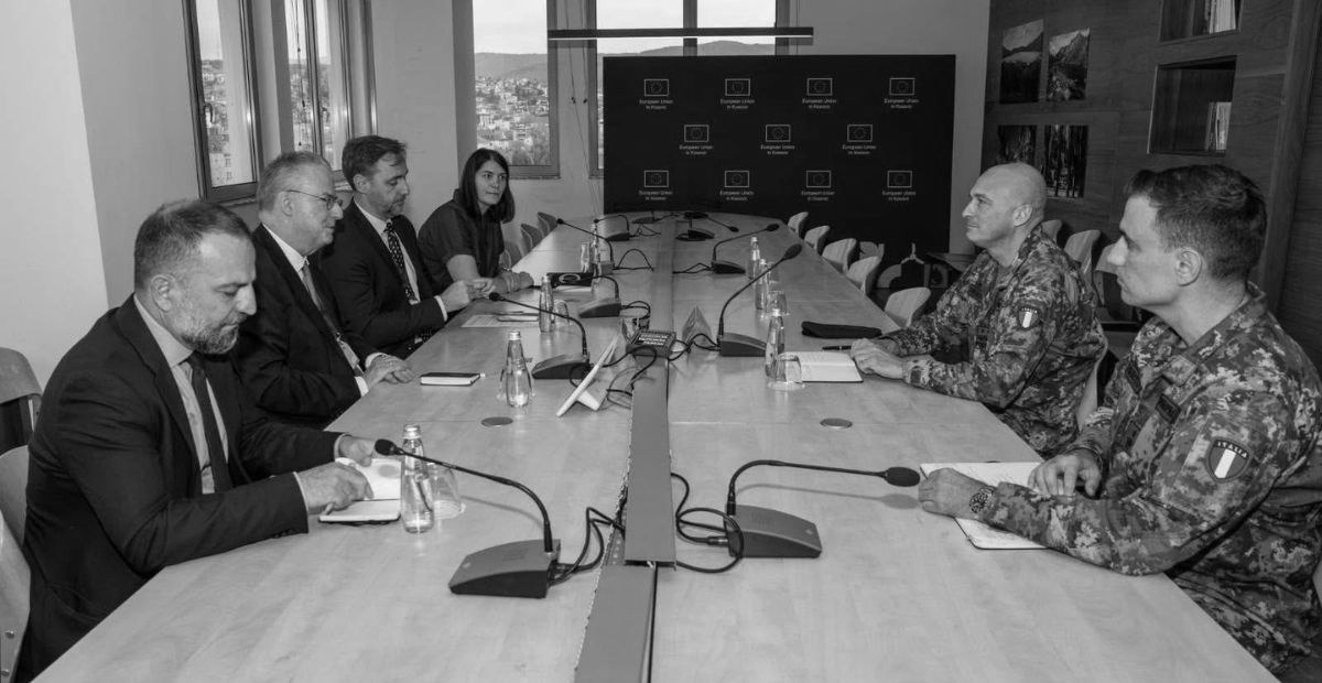 foto kryesore — Komandanti i KFOR-it takohet me…