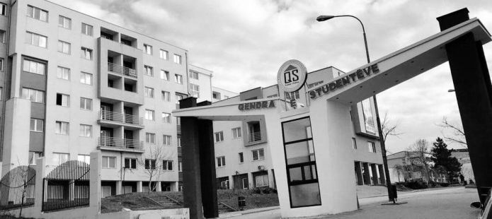 foto kryesore — Nuk i lanë të hynin me veturë në Konvikte –…