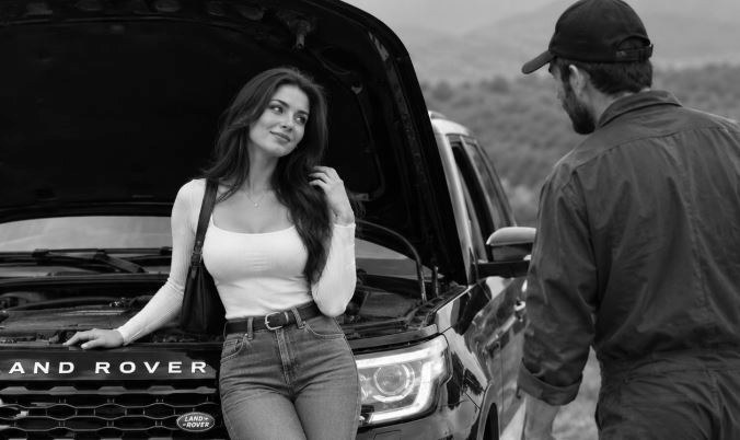 foto kryesore — Si në filma: Gruaja e josh me Land Rover,…