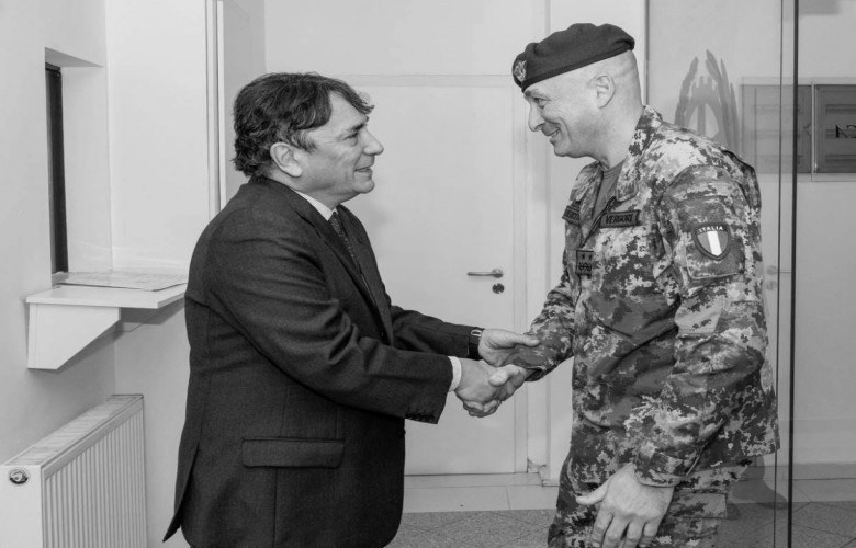 foto kryesore — Komandanti i KFOR-it takohet me ambasadorin…