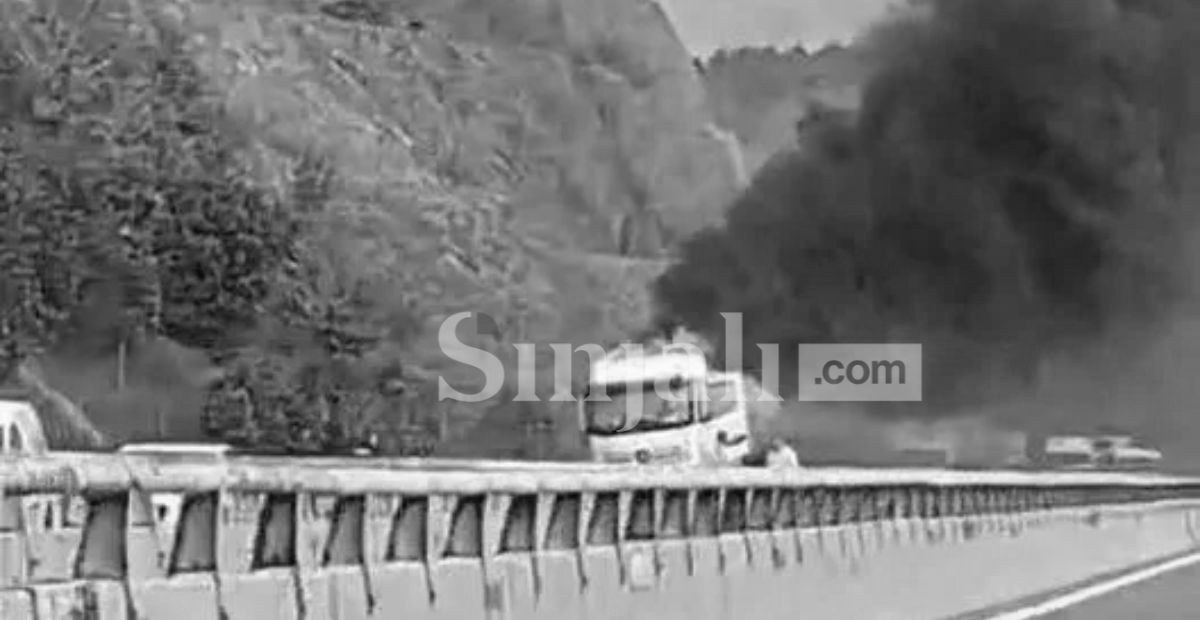 foto kryesore — Digjet kamioni në autostradën “Ibrahim…
