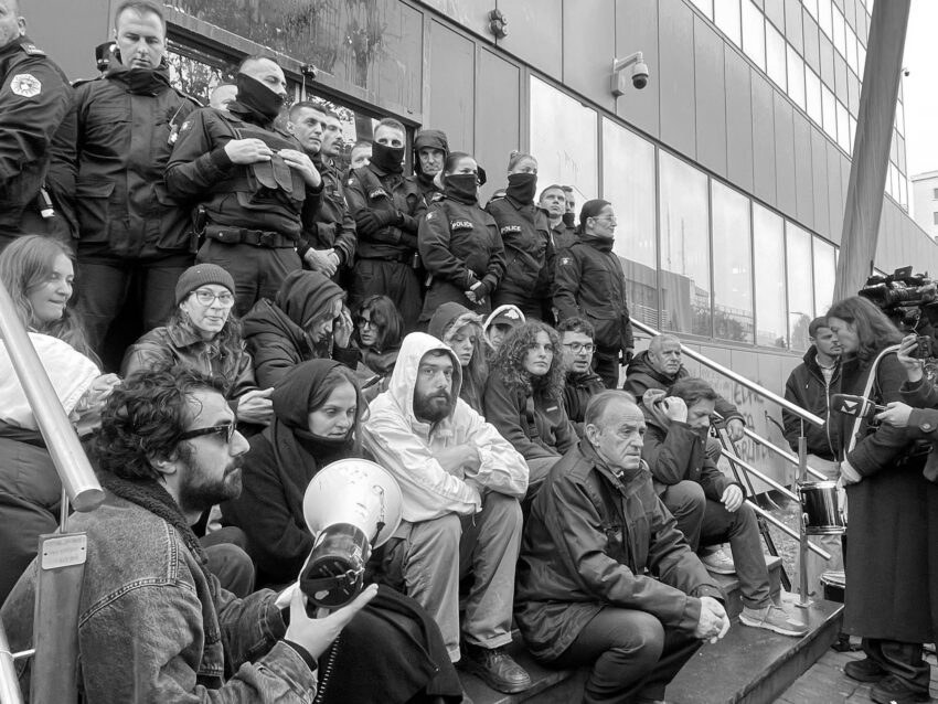 foto kryesore — Protestuesit presin para Qeverisë…
