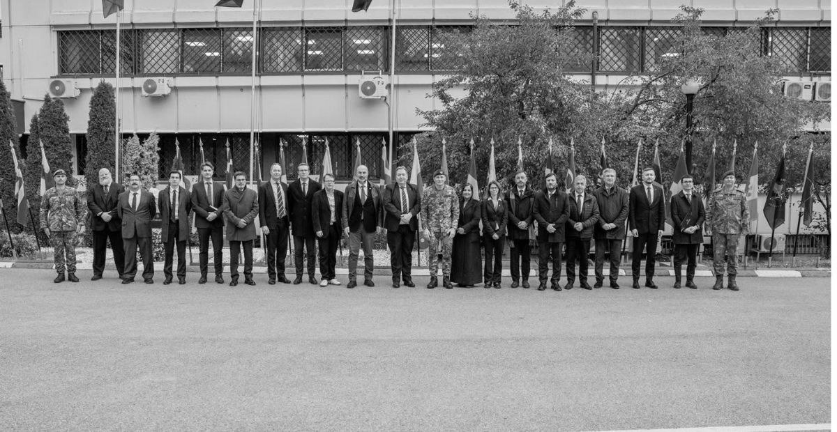 foto kryesore — Delegacioni i NATO-s “zbarkon” në KFOR, në…