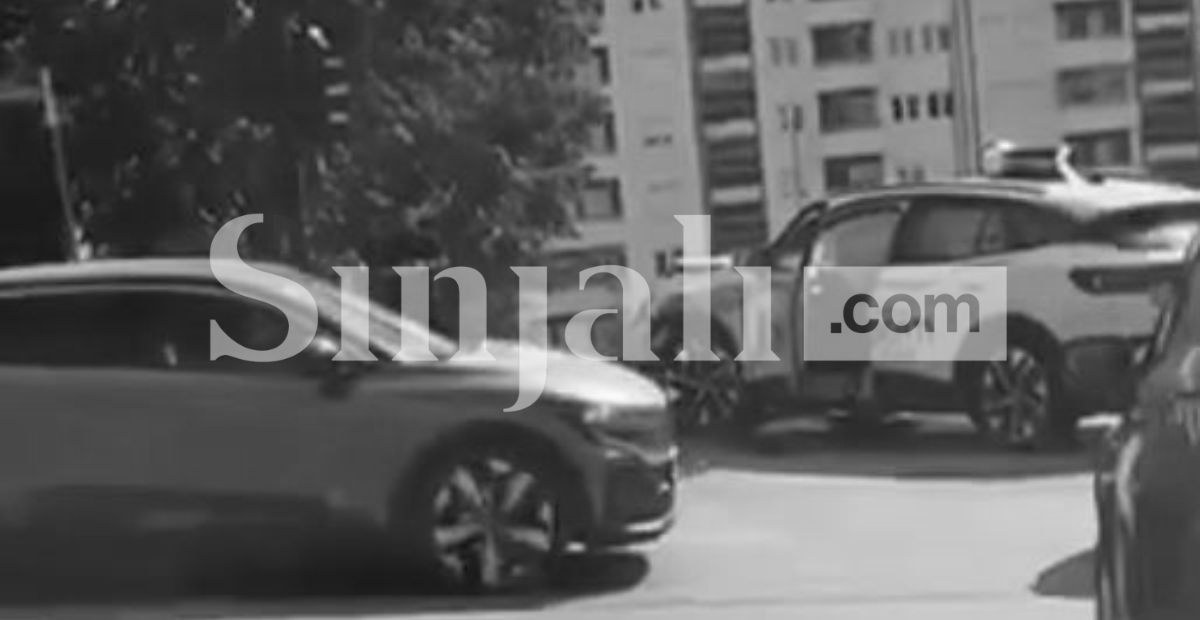 foto kryesore — Përplasen dy vetura në Prishtinë, dy…