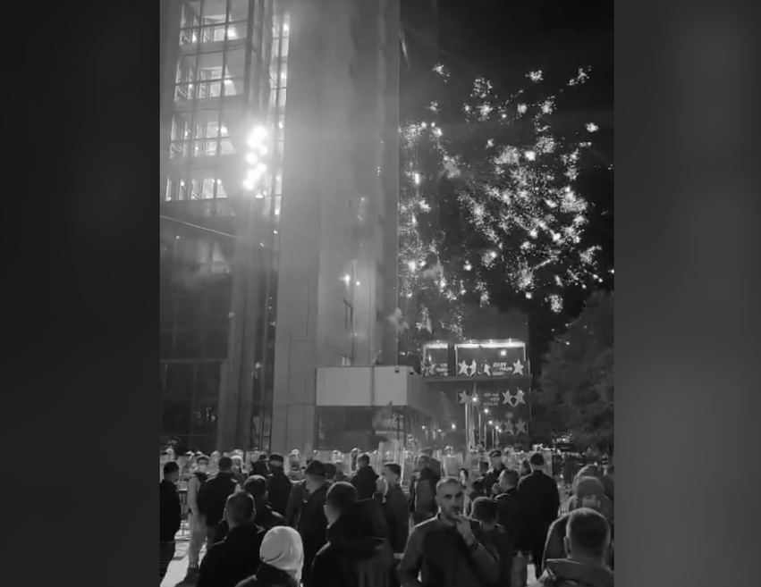 foto kryesore — Hodhi mjete piroteknike drejt Qeverisë e…