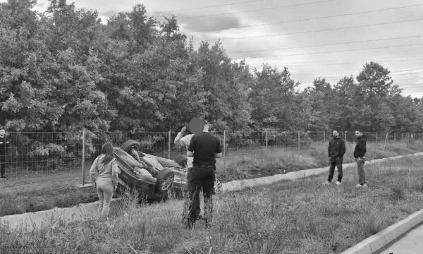 foto kryesore — Vetura përmbyset në rrugën…