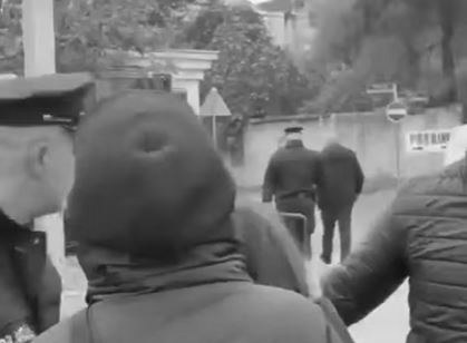 foto kryesore — Një protestues sulmohet fizikisht gjatë…